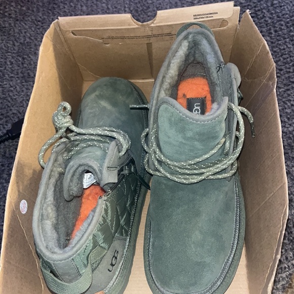 Men ugg boots worn once comes with box - Picture 2 of 3